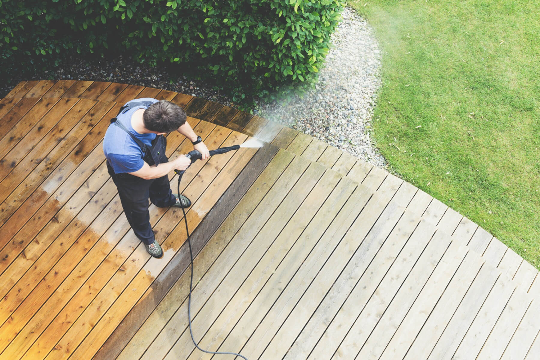 čištění dřevěné podlahy na terase